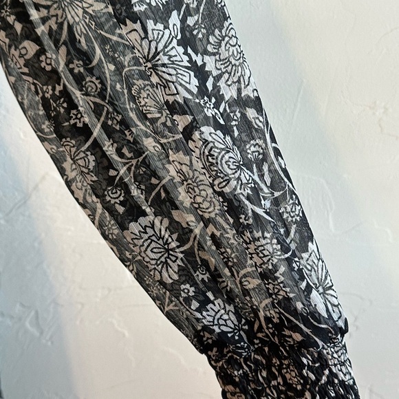 Old Navy Black and White Floral Smocked Waist Sheer Sleeves Maxi Dress Sz XS - Picture 7 of 11